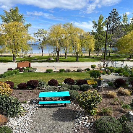 Holiday Beach Resort Motel Okanagan Falls Екстер'єр фото