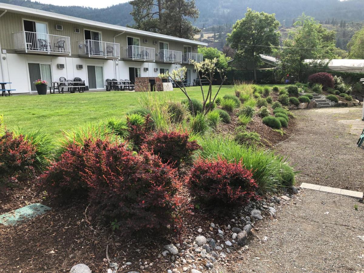Holiday Beach Resort Motel Okanagan Falls Екстер'єр фото
