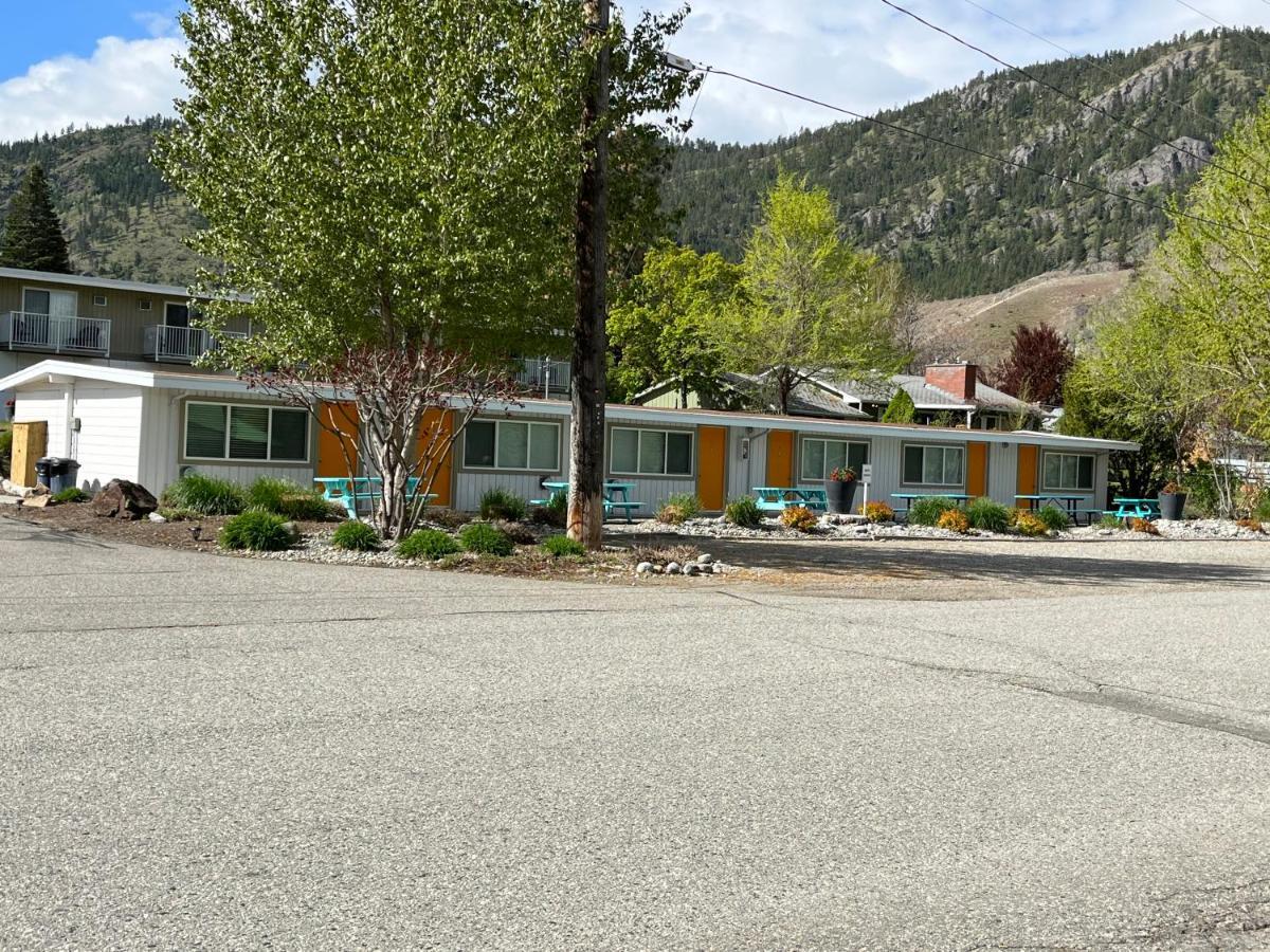 Holiday Beach Resort Motel Okanagan Falls Екстер'єр фото