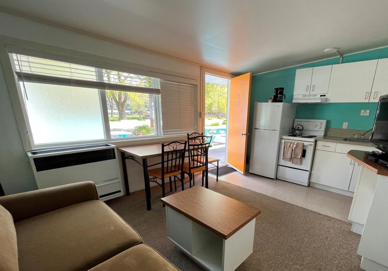 Holiday Beach Resort Motel Okanagan Falls Екстер'єр фото