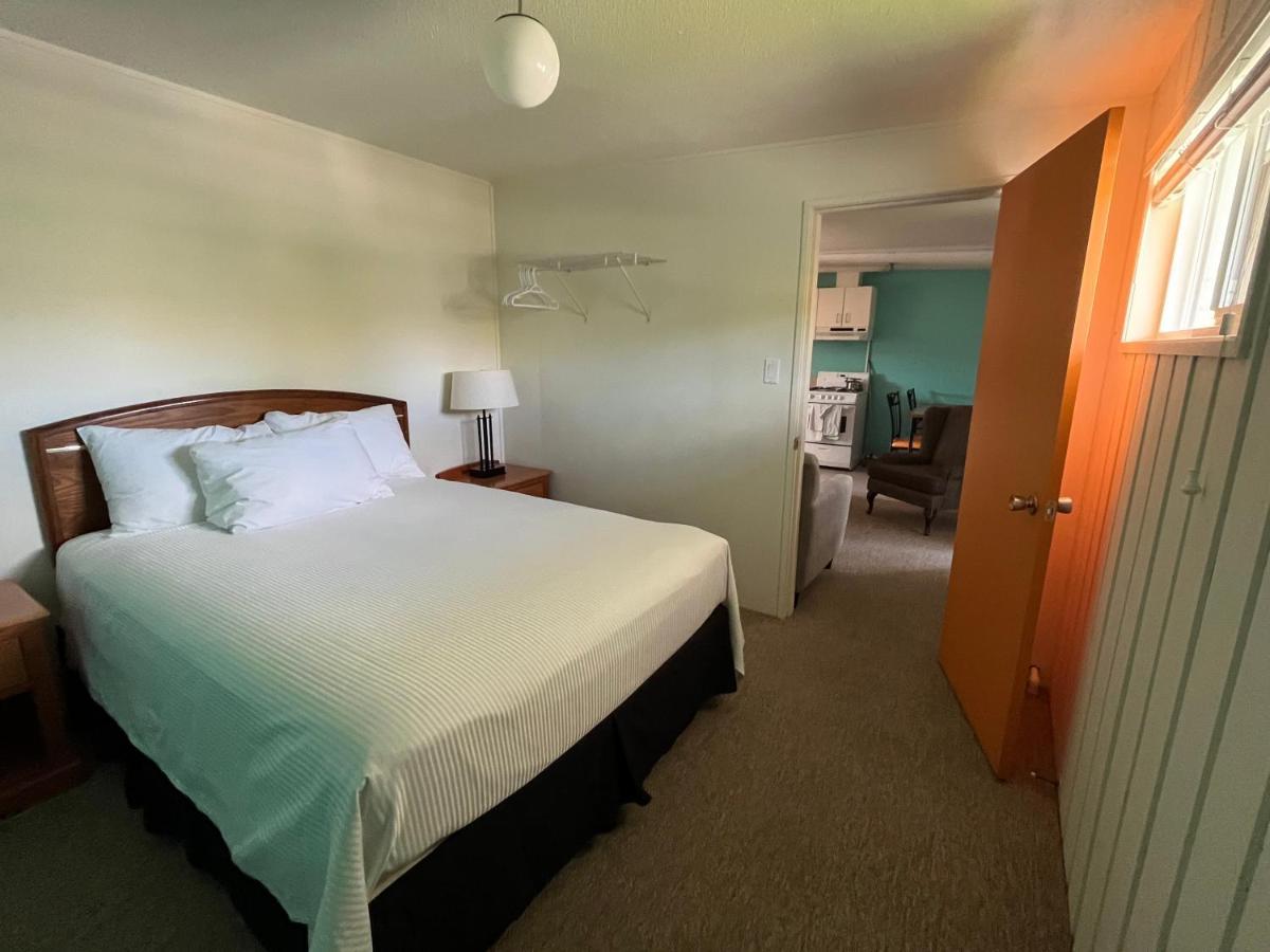 Holiday Beach Resort Motel Okanagan Falls Екстер'єр фото