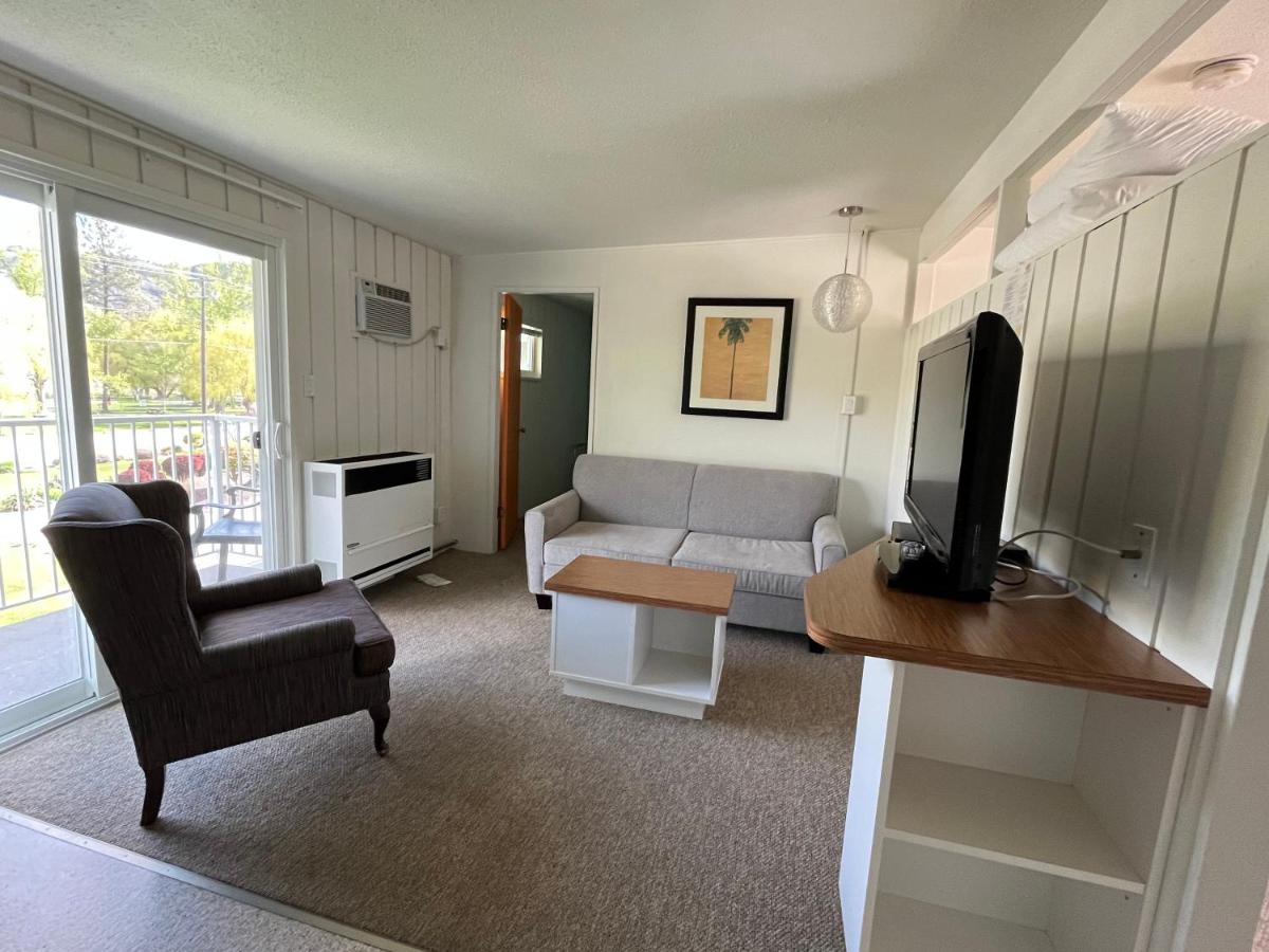 Holiday Beach Resort Motel Okanagan Falls Екстер'єр фото