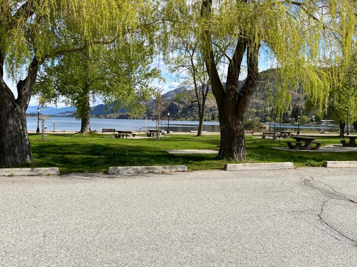 Holiday Beach Resort Motel Okanagan Falls Екстер'єр фото