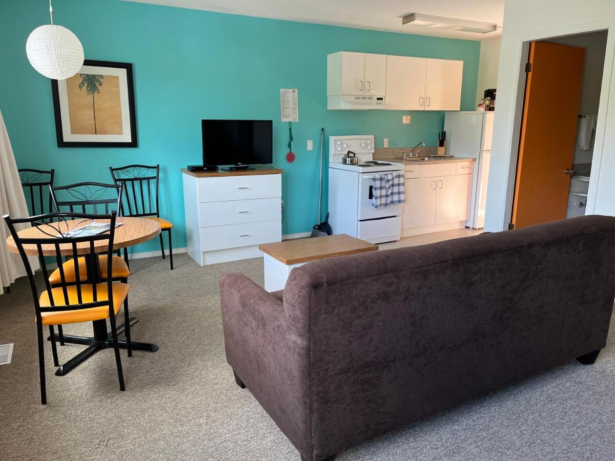 Holiday Beach Resort Motel Okanagan Falls Екстер'єр фото