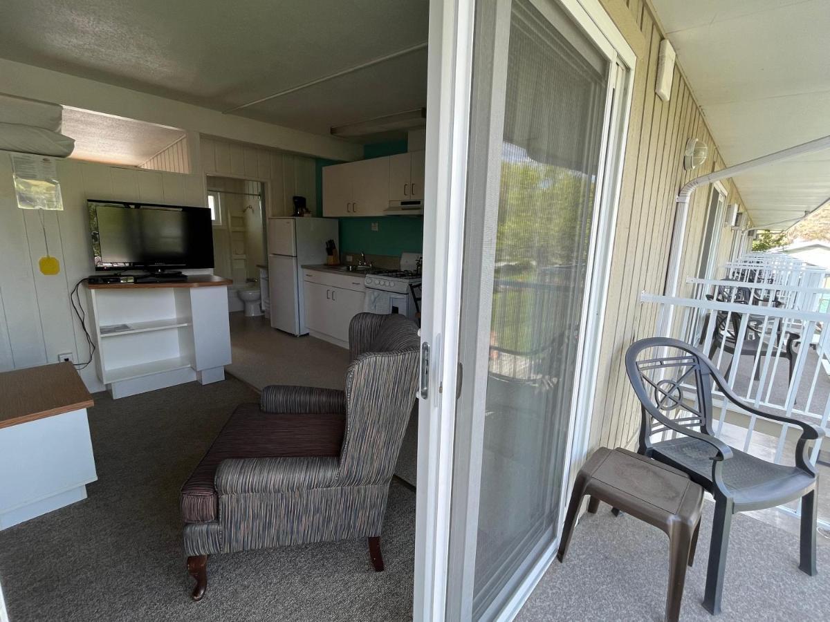 Holiday Beach Resort Motel Okanagan Falls Екстер'єр фото