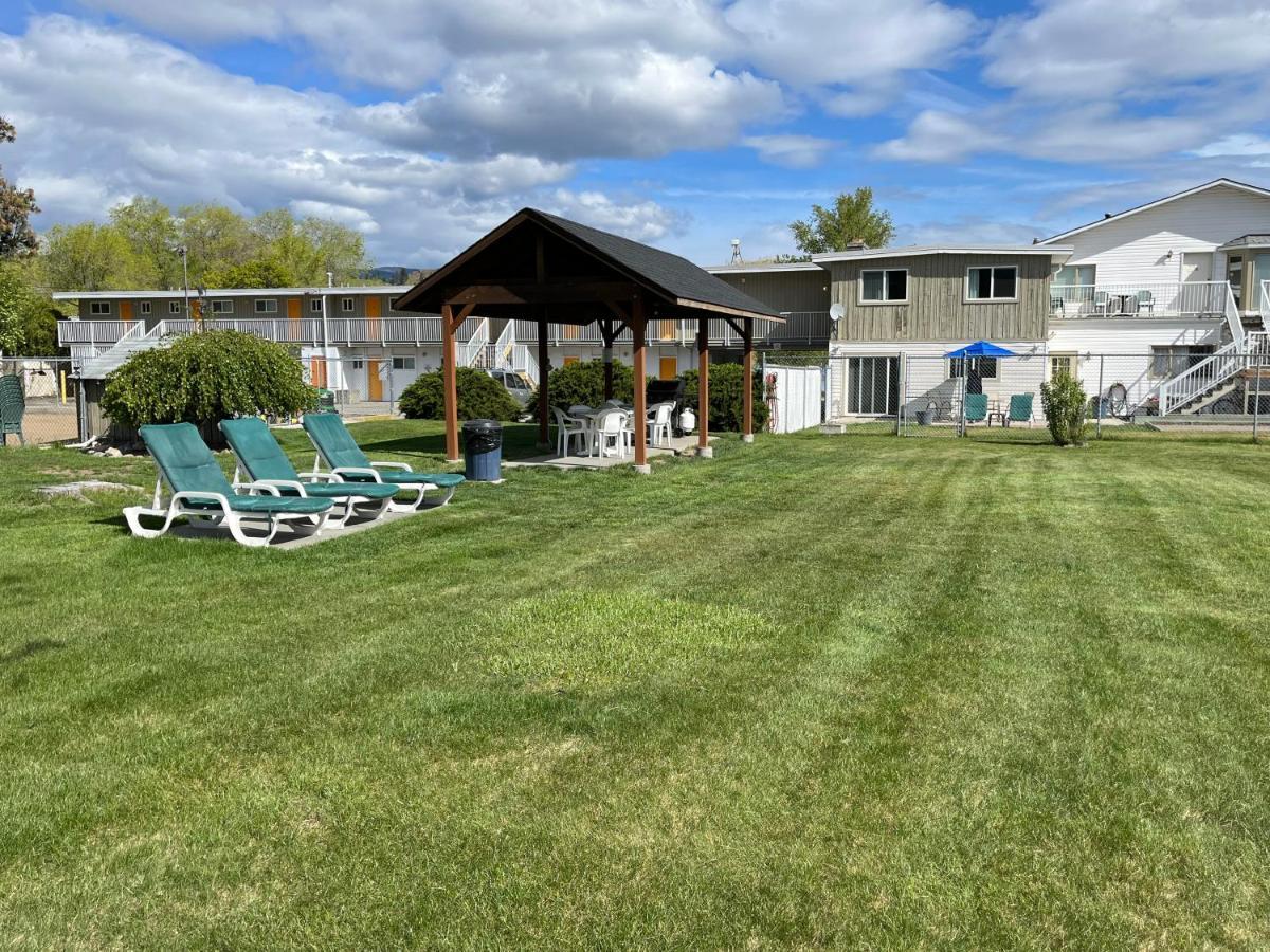 Holiday Beach Resort Motel Okanagan Falls Екстер'єр фото