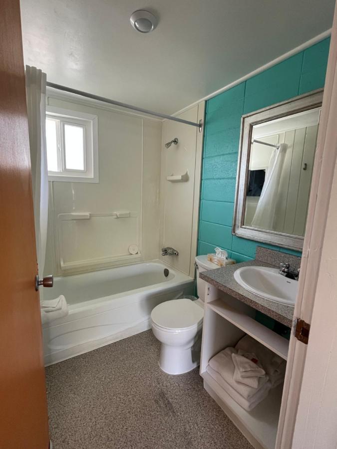 Holiday Beach Resort Motel Okanagan Falls Екстер'єр фото