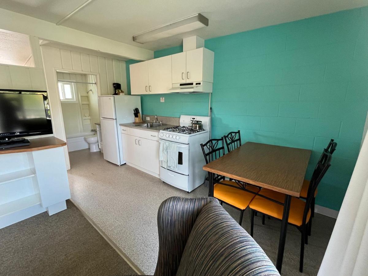 Holiday Beach Resort Motel Okanagan Falls Екстер'єр фото