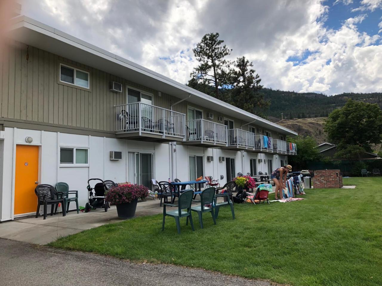 Holiday Beach Resort Motel Okanagan Falls Екстер'єр фото