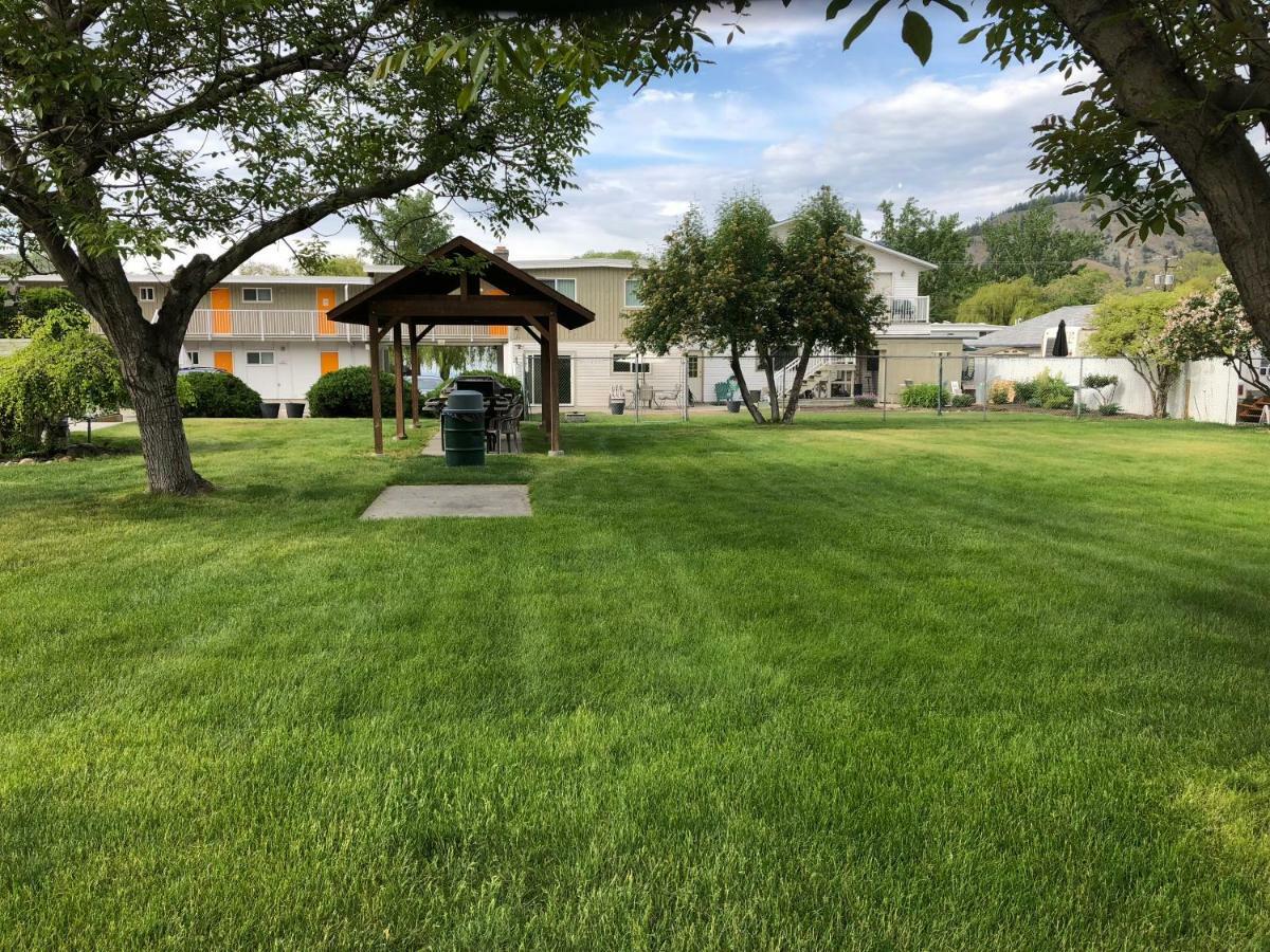 Holiday Beach Resort Motel Okanagan Falls Екстер'єр фото