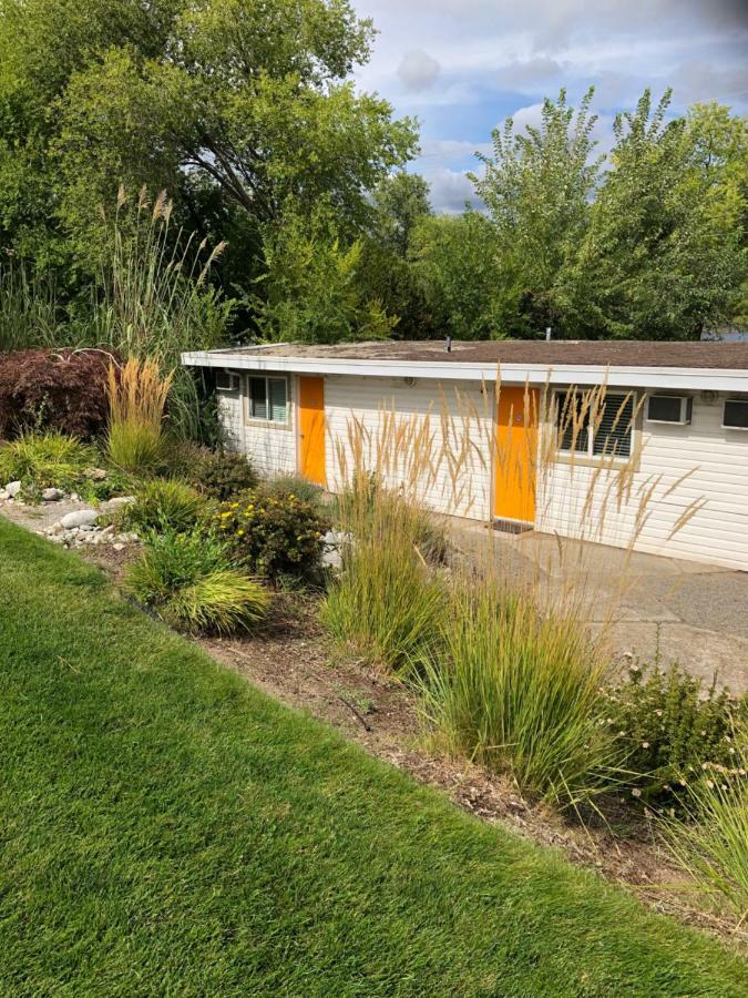 Holiday Beach Resort Motel Okanagan Falls Екстер'єр фото
