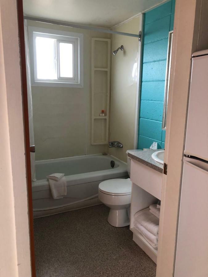 Holiday Beach Resort Motel Okanagan Falls Екстер'єр фото