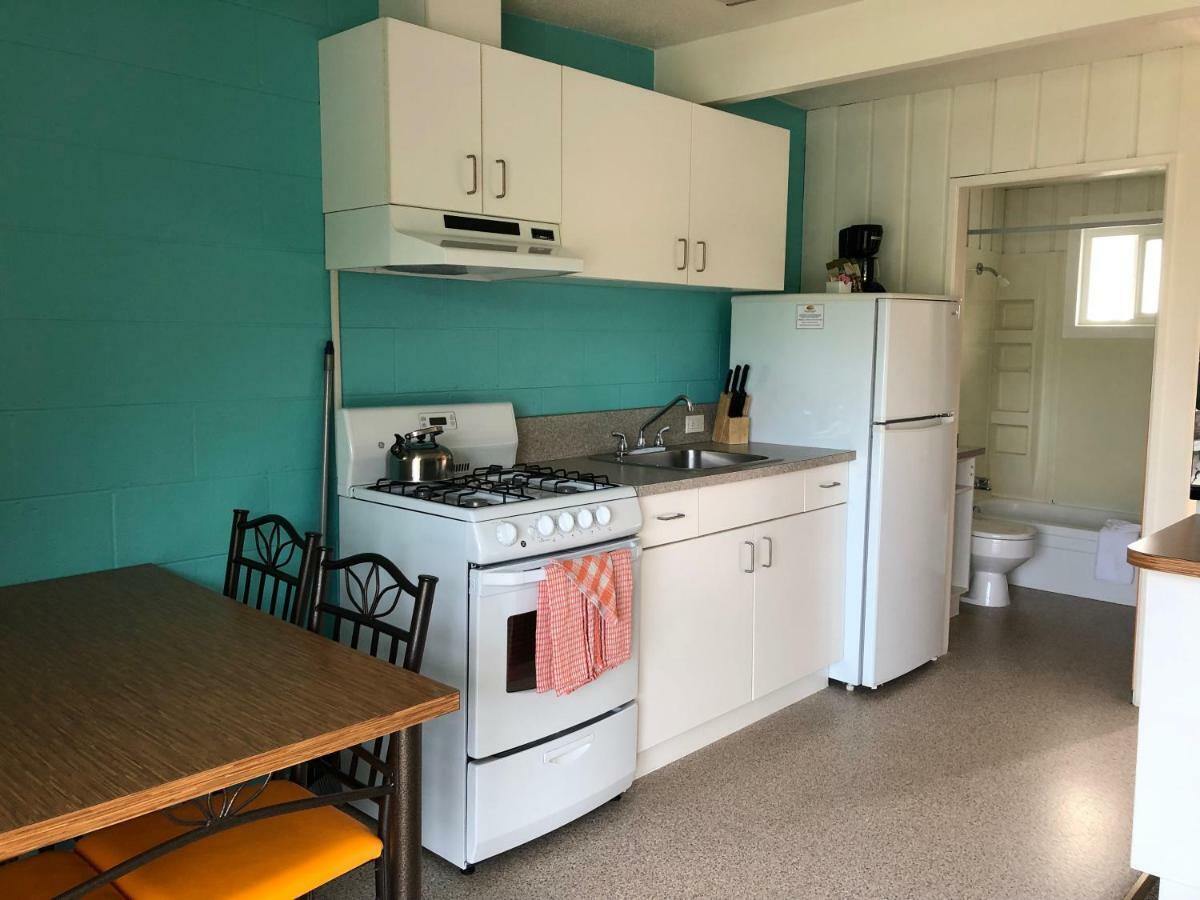 Holiday Beach Resort Motel Okanagan Falls Екстер'єр фото