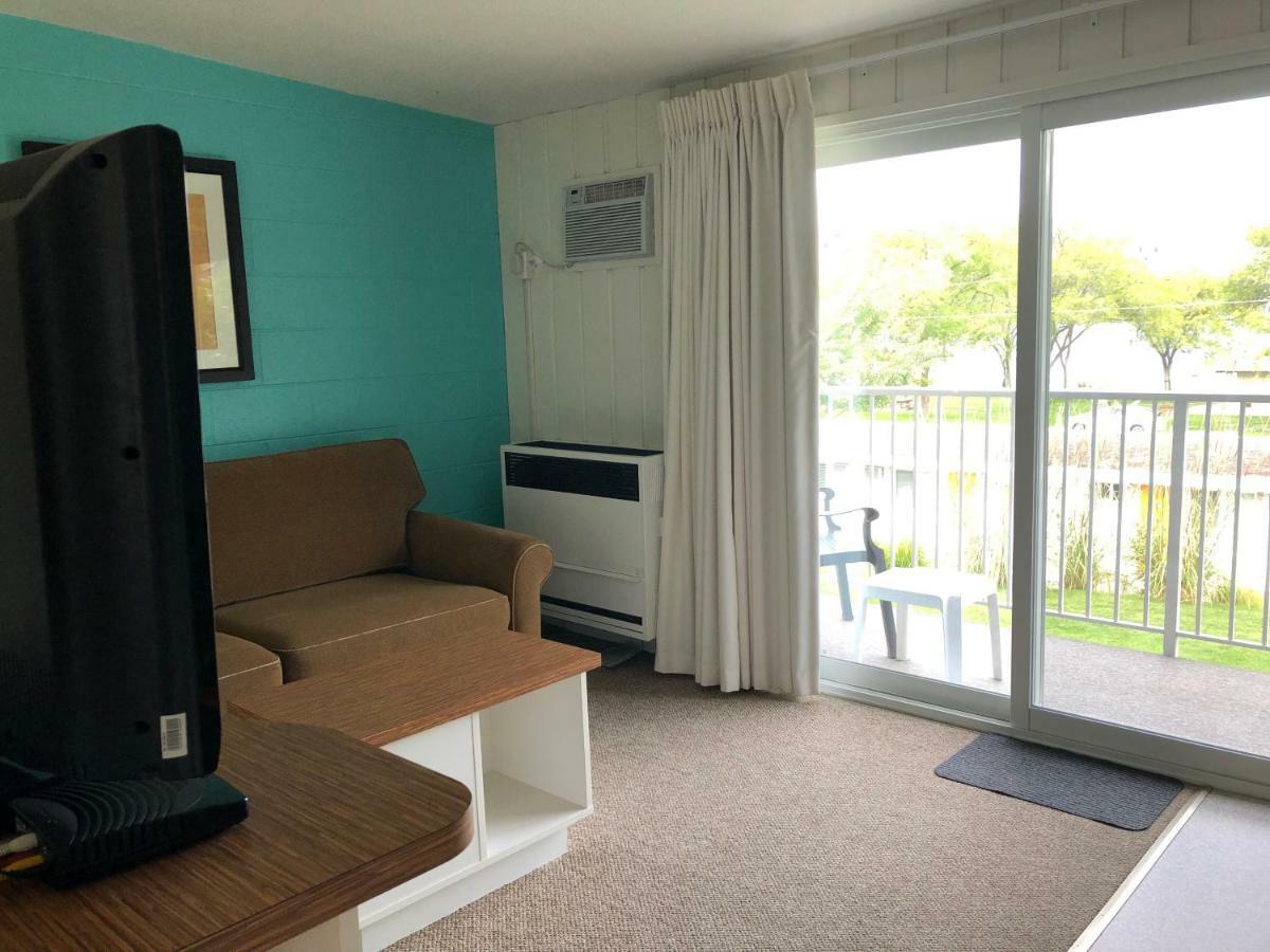 Holiday Beach Resort Motel Okanagan Falls Екстер'єр фото