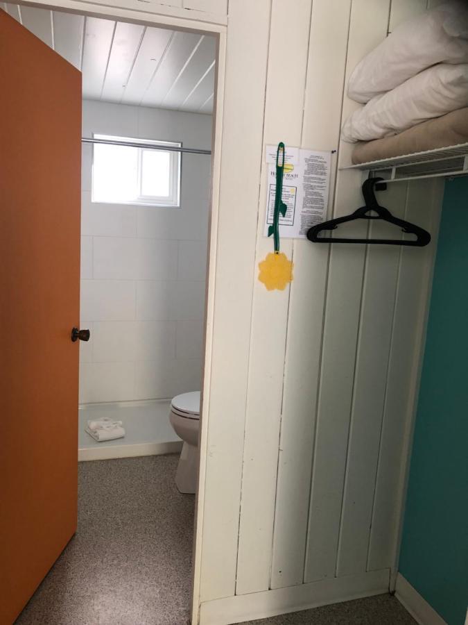 Holiday Beach Resort Motel Okanagan Falls Екстер'єр фото