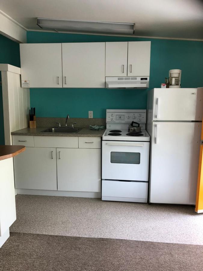 Holiday Beach Resort Motel Okanagan Falls Екстер'єр фото