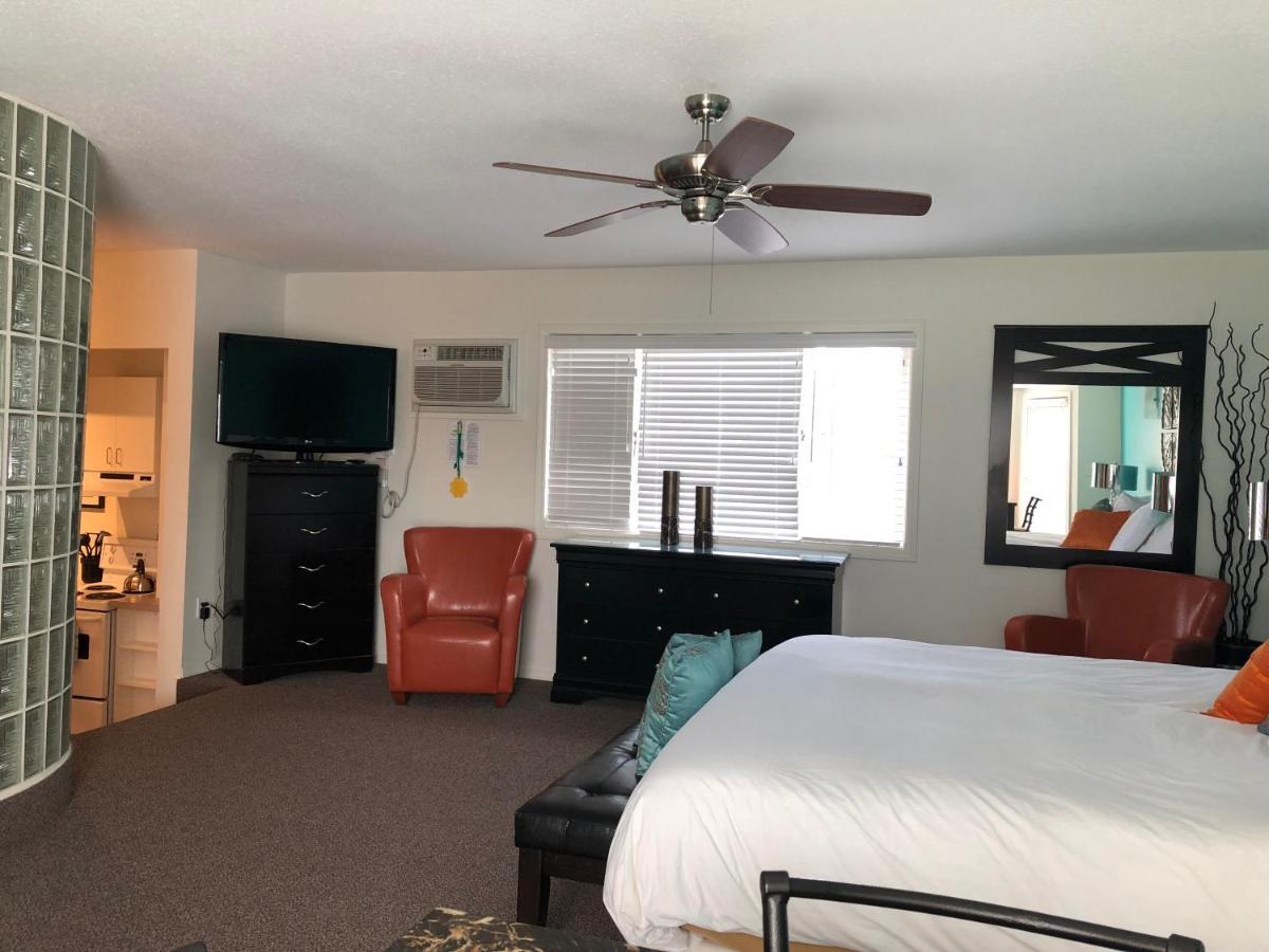 Holiday Beach Resort Motel Okanagan Falls Екстер'єр фото