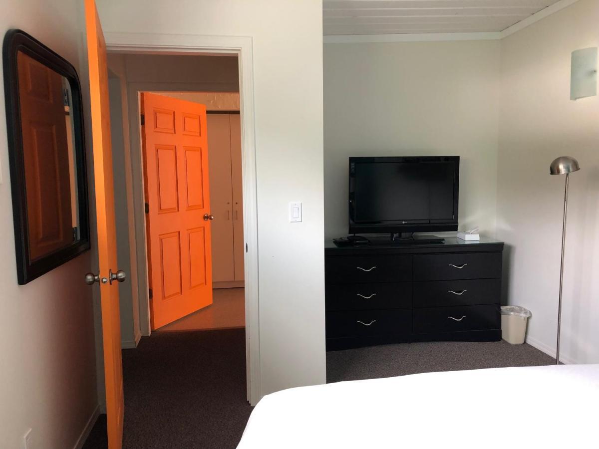 Holiday Beach Resort Motel Okanagan Falls Екстер'єр фото