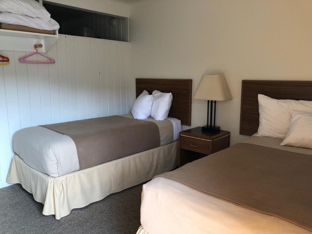Holiday Beach Resort Motel Okanagan Falls Екстер'єр фото
