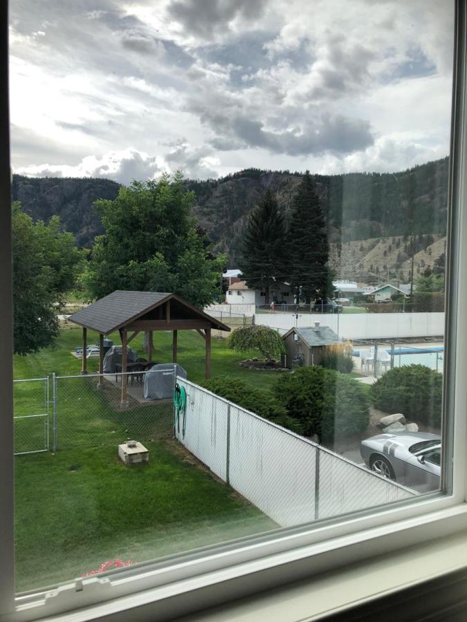 Holiday Beach Resort Motel Okanagan Falls Екстер'єр фото