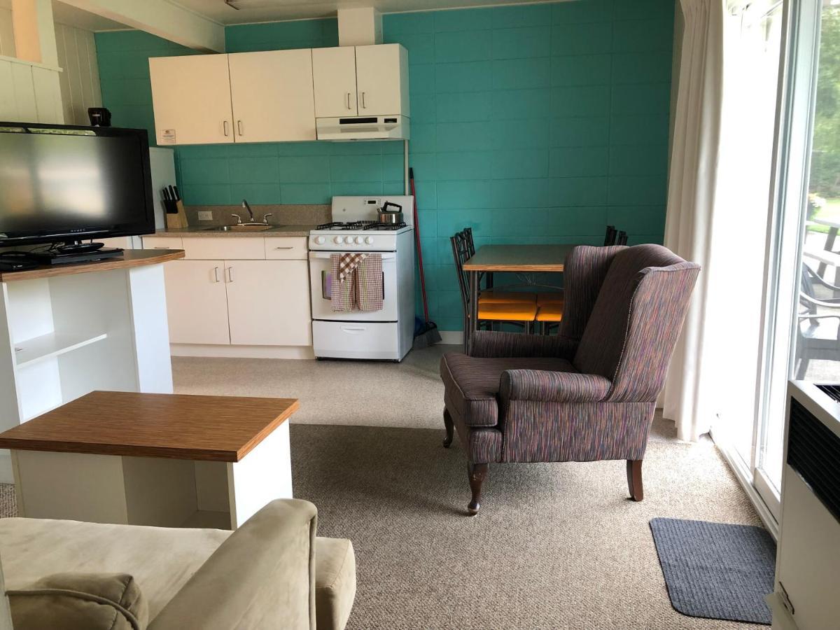 Holiday Beach Resort Motel Okanagan Falls Екстер'єр фото