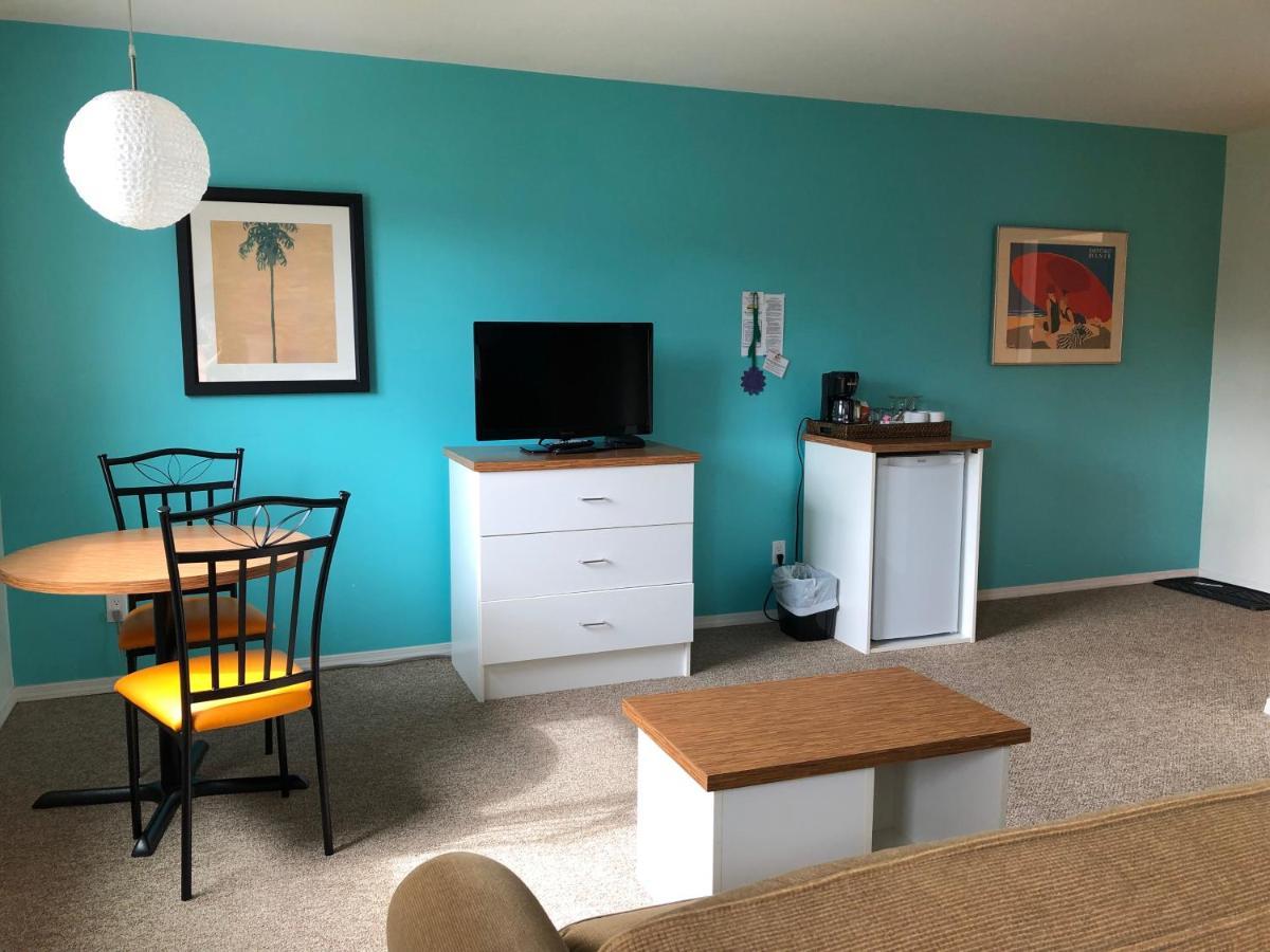 Holiday Beach Resort Motel Okanagan Falls Екстер'єр фото