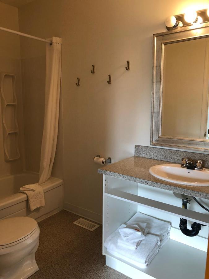 Holiday Beach Resort Motel Okanagan Falls Екстер'єр фото