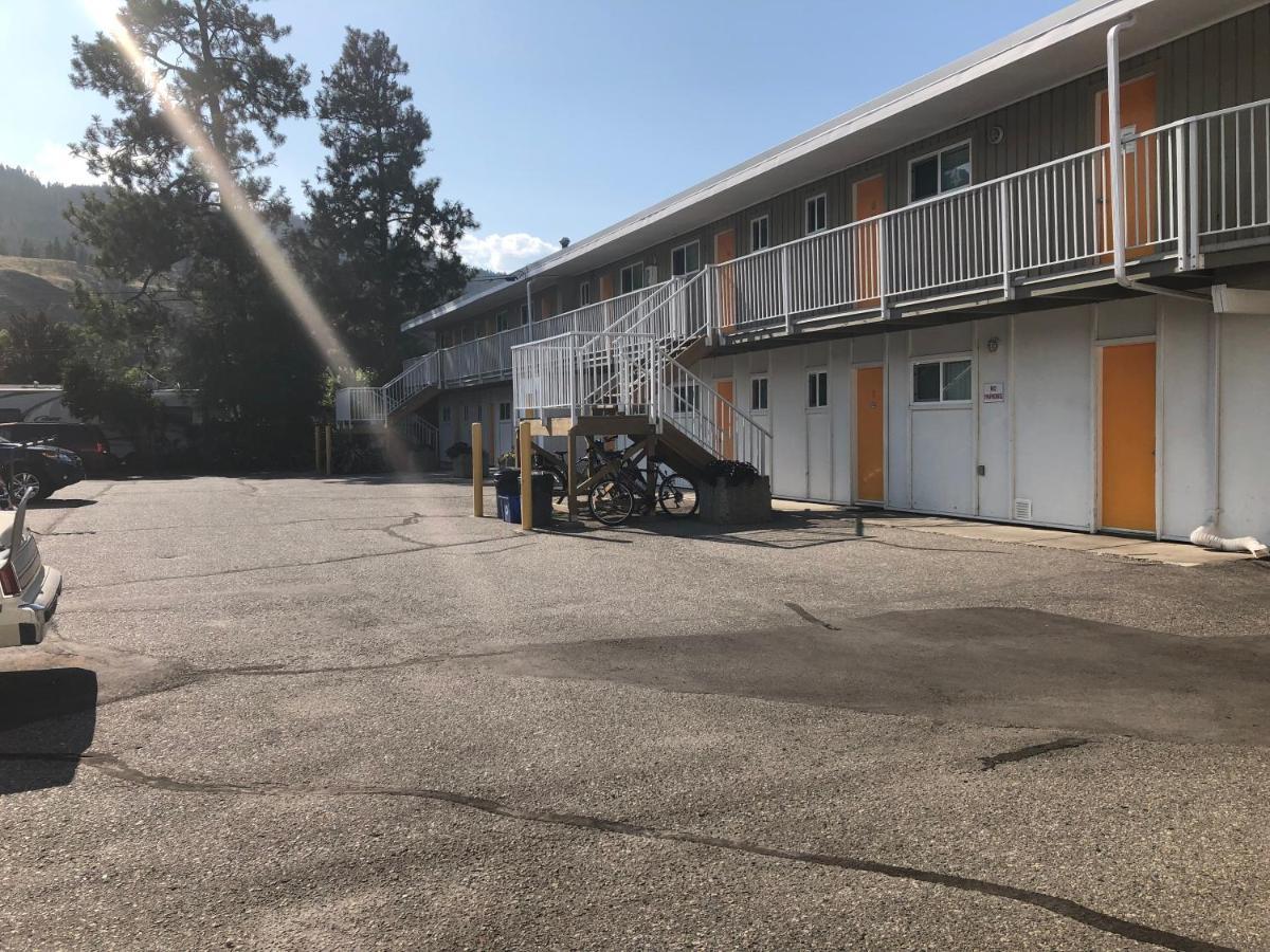 Holiday Beach Resort Motel Okanagan Falls Екстер'єр фото