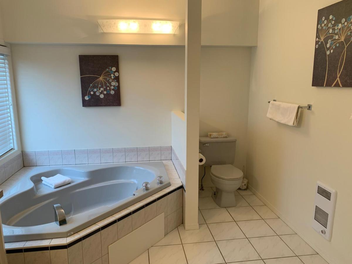 Holiday Beach Resort Motel Okanagan Falls Екстер'єр фото