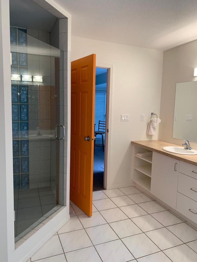 Holiday Beach Resort Motel Okanagan Falls Екстер'єр фото
