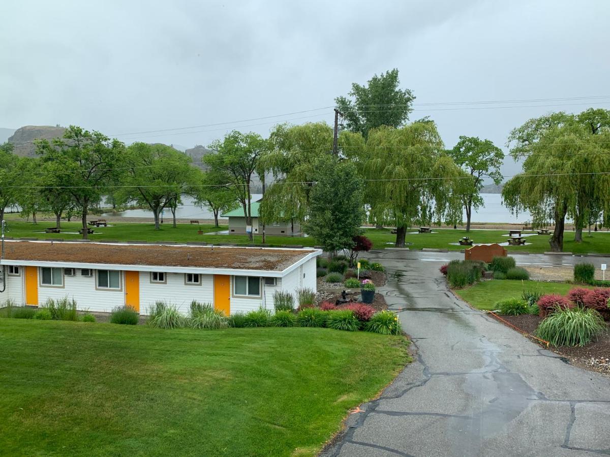 Holiday Beach Resort Motel Okanagan Falls Екстер'єр фото